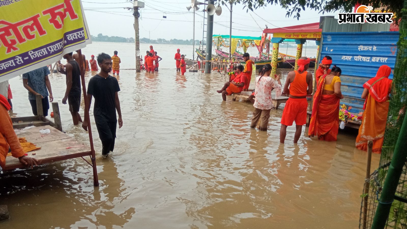 घाटों पर चढ़ा गंगा जी का पानी