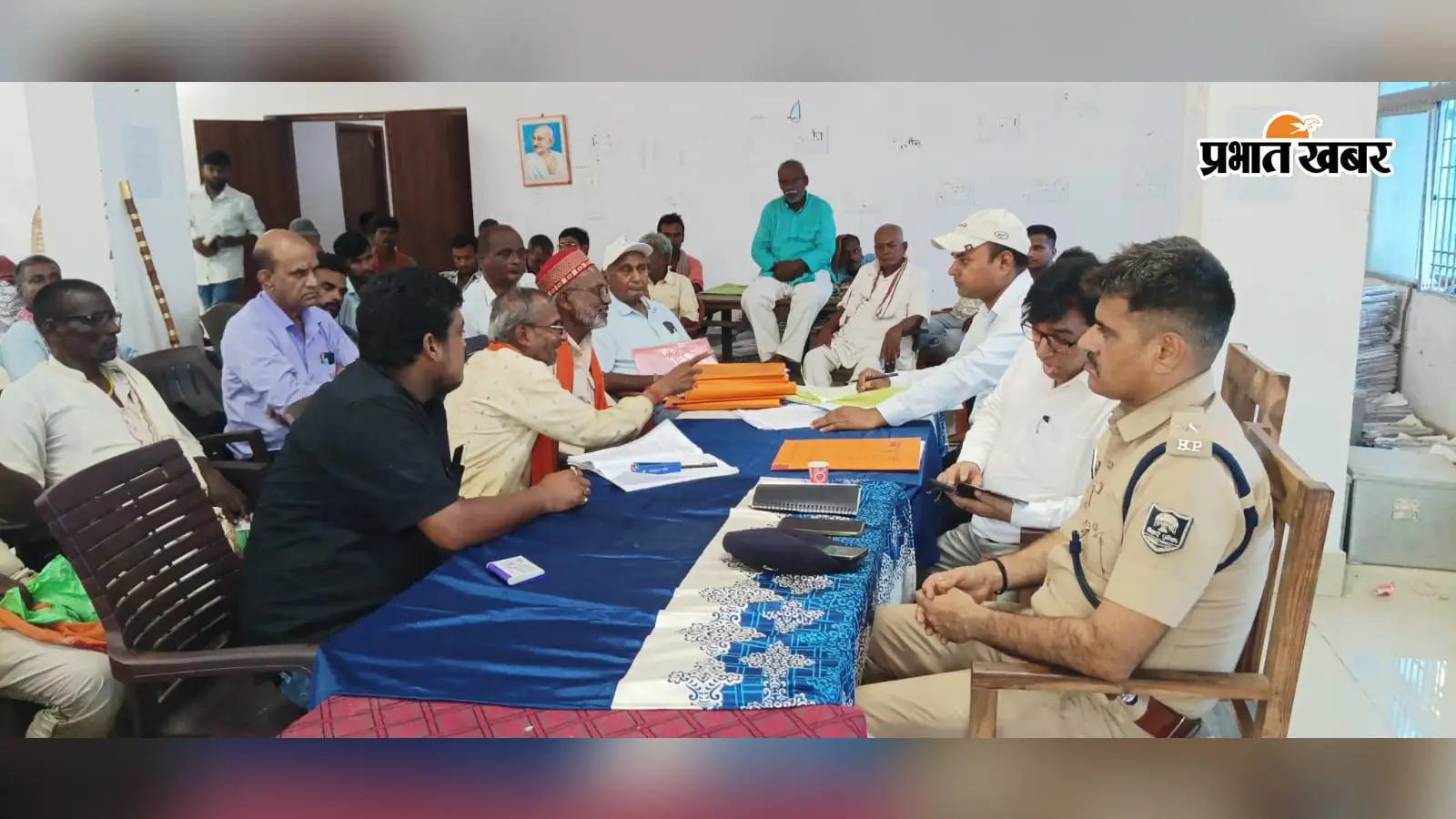 बेलदौर: आईटी भवन में लगा साप्ताहिक जनता दरबार, एक दर्जन से अधिक भूमि विवादों का मौके पर हुआ निपटारा