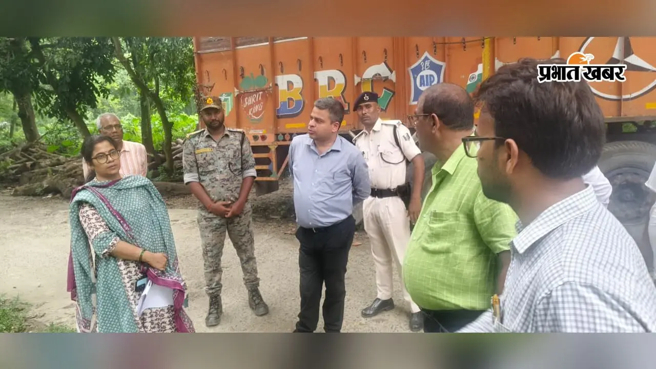 मधेपुरा: 'सरकारी जमीन सार्वजनिक संपत्ति', DM अभिषेक रंजन ने रूपौली और ओल्ड पुलिस लाइन में किया औचक निरीक्षण; सीमांकन और नियमित निगरानी के सख्त निर्देश
