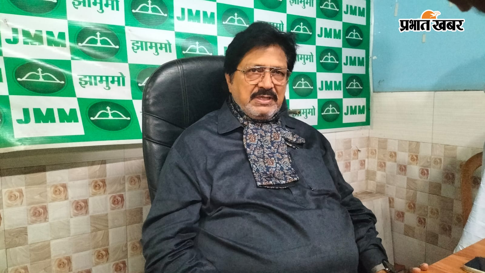 हरा शर्ट वाला सीओ,काला कुर्ता वाला विधायक,गमछा वाला आश्रित पिता बद्री नापित व सीओ सारठ द्वारा भेजा गया पत्र | Prabhat Khabar Network