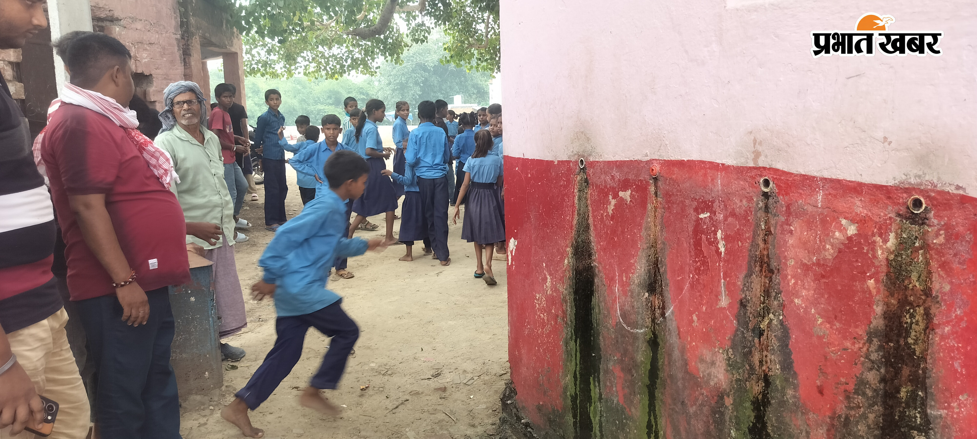 फोटो,,, विद्यालय की दिवाल से गायब चार टोटियों के बीच दिवाल से रिस्ता पानी,  फोटो,,,टूटे पंखे के नीचे बच्चों को ज्ञान देते  शिक्षक,  फोटो,,,,,नाली के सहारे सेरोवर में जाता टैंंकी  केा पानी,   | Prabhat Khabar Network