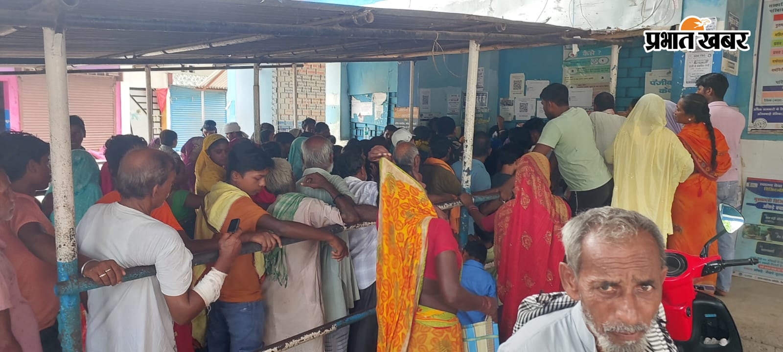 फारबिसगंज अनुमंडल अस्पताल में लोगों की भीड़. | Prabhat Khabar Network