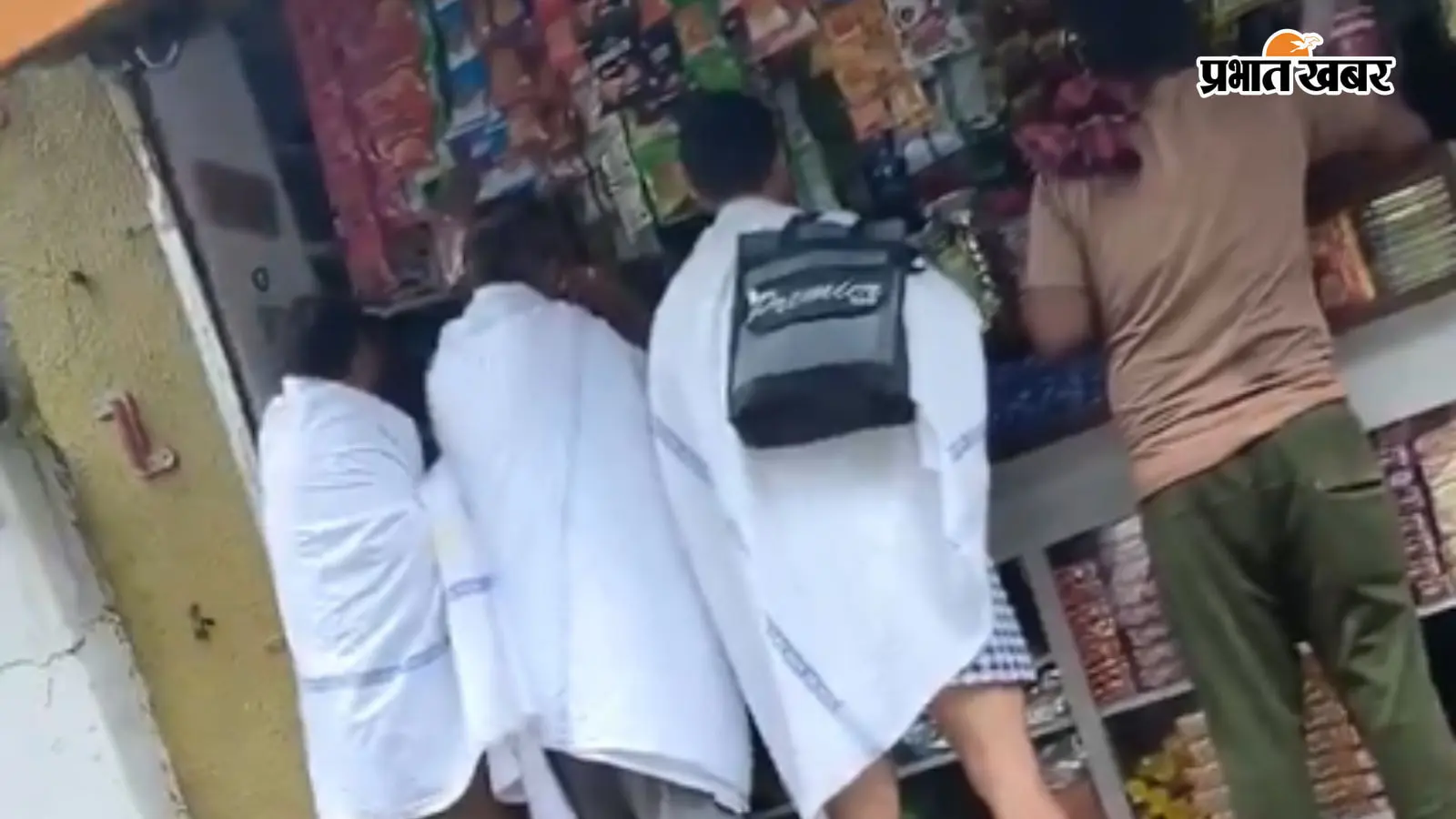 रेलवे की चादर ओढ़े 3 लोग वायरल, 4 साल में 1.27 करोड़ बेडरोल आइटम गायब होने का दावा
