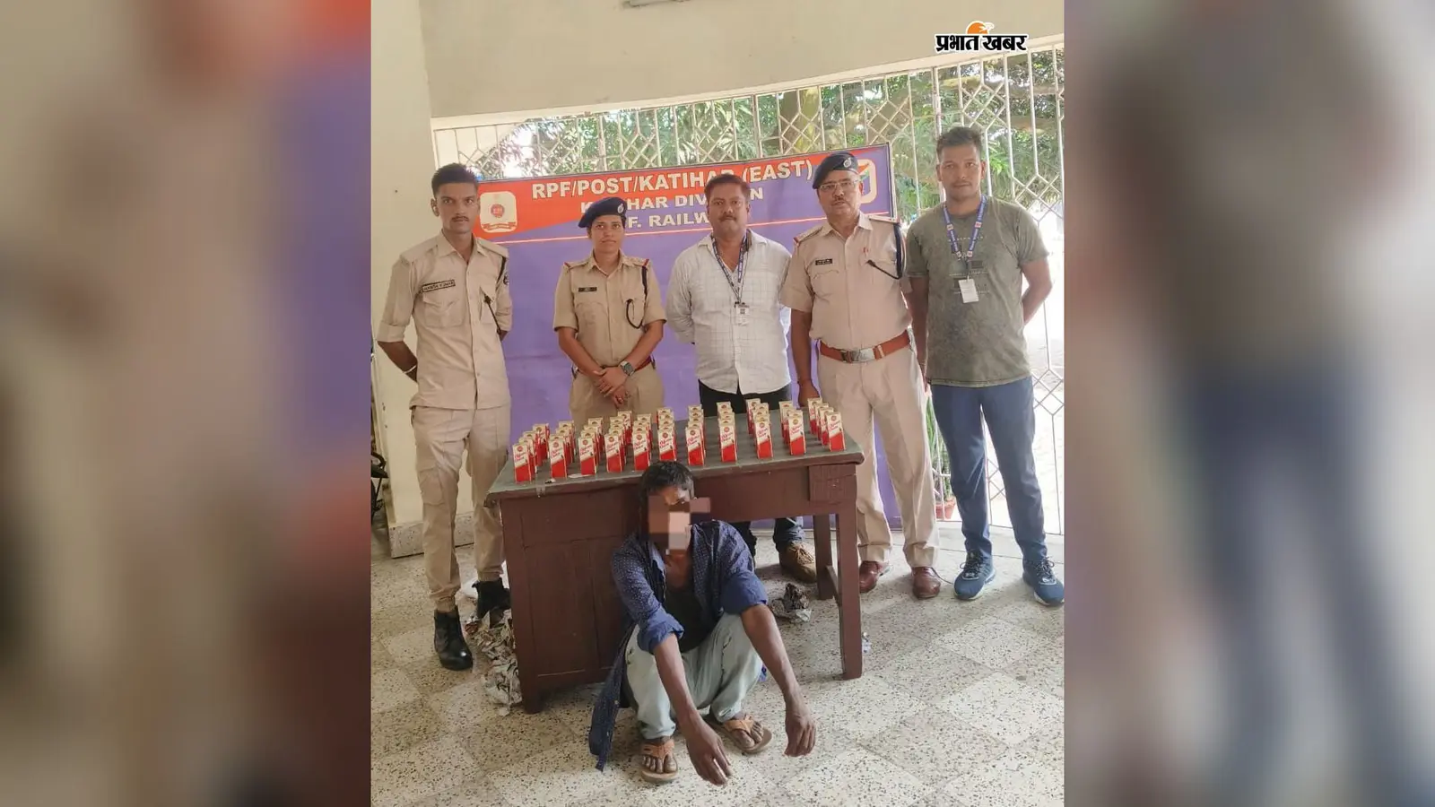 रेलवे स्टेशन पर बैग खुलते ही निकली शराब, 49 टेट्रा पैक के साथ तस्कर गिरफ्तार