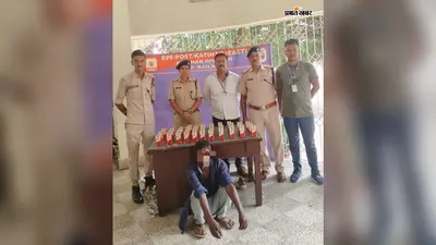 रेलवे स्टेशन पर बैग खुलते ही निकली शराब, 49 टेट्रा पैक के साथ तस्कर गिरफ्तार