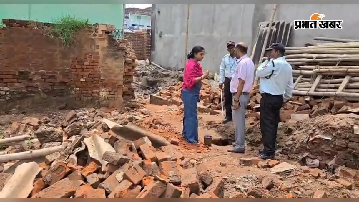 अस्पताल की जमीन पर रातों-रात खड़ी कर दी दीवार, डीएम ने दिए प्राथमिकी के निर्देश