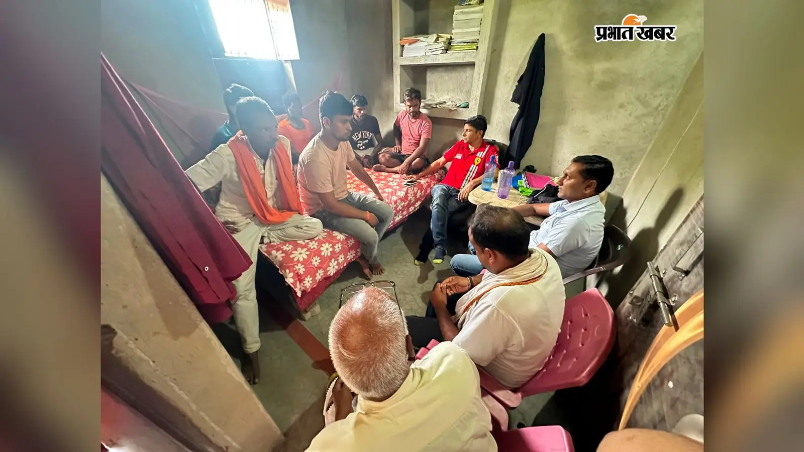औरंगाबाद: हादसे में मृत अभिषेक के परिजनों से मिले हैंड्स ऑफ प्रकाश चंद्रा के सदस्य, दी सहायता राशि