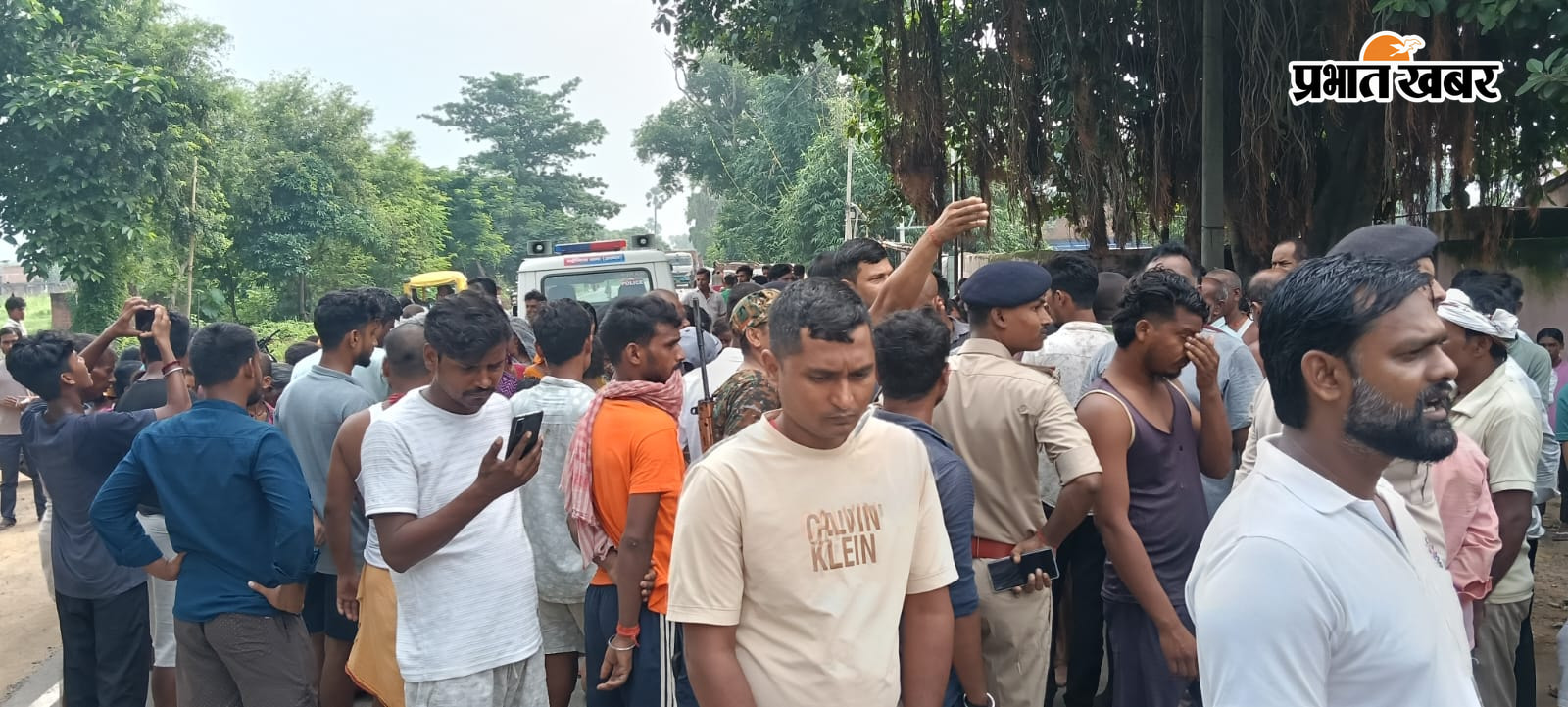 घटनास्थल पर क्षतिग्रस्त थार मृतका के परिजनों को चेक प्रदान करते वीडियो, आक्रोशीतो द्वारा सड़क जाम | Prabhat Khabar Network