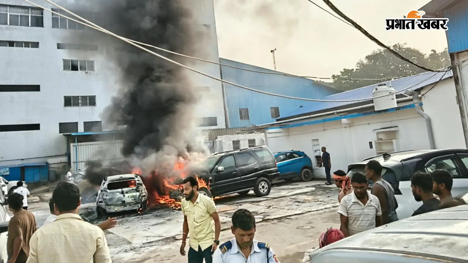 रांची के कोकर में बासुदेव ऑटो वर्कशॉप में लगी भीषण आग, 9 गाड़ियां जलकर खाक