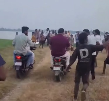 बाइक से जाते तेजस्वी यादव 
