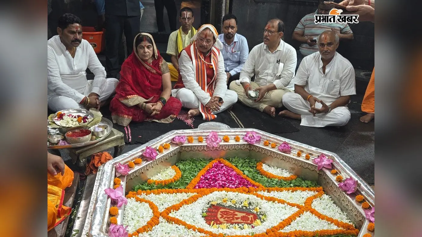 गया जी : विष्णुपद मंदिर पहुंचे मंत्री विजय कुमार सिन्हा, भगवान विष्णु चरण की पूजा कर लिया आशीर्वाद