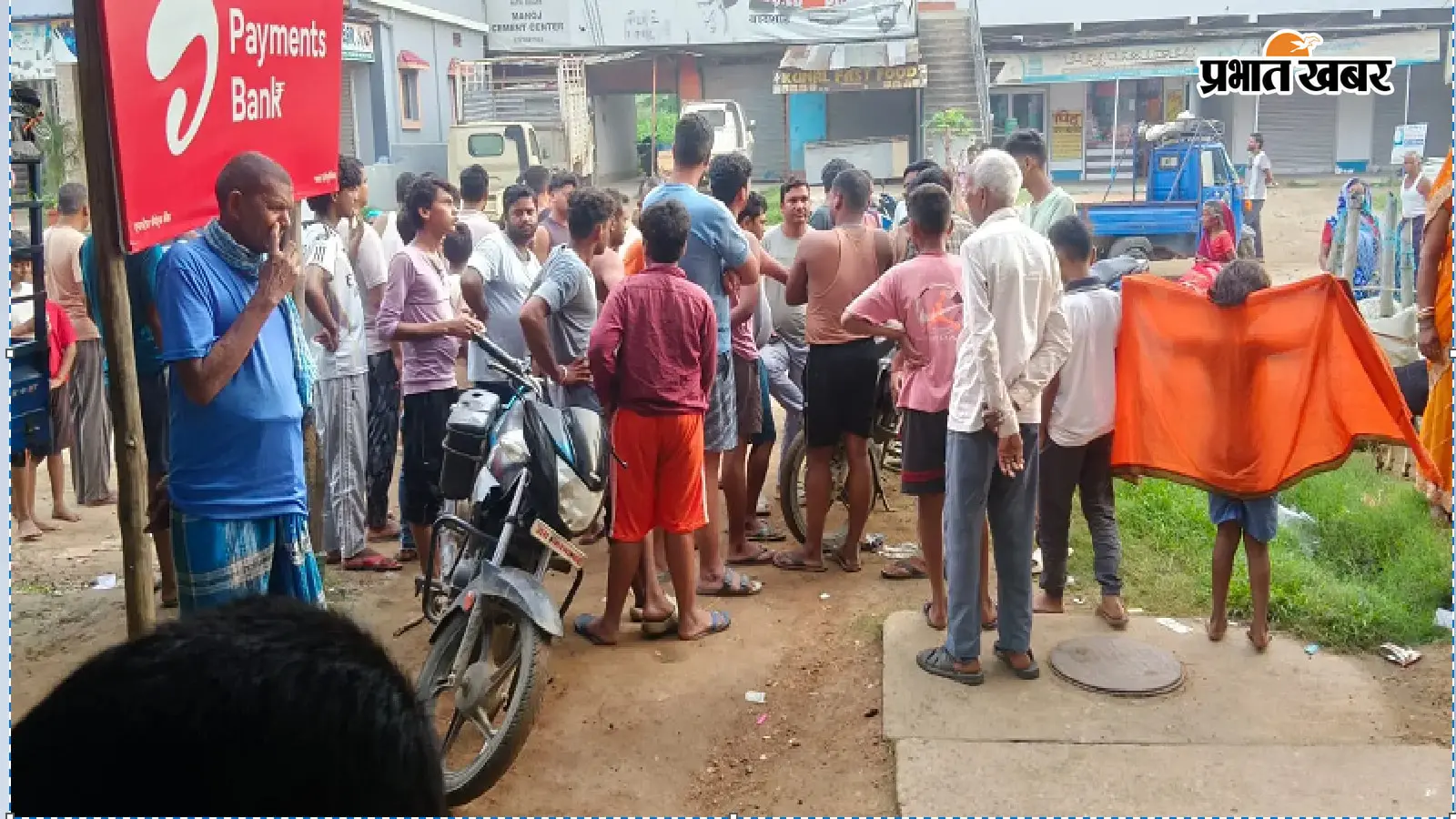 मरकच्चो में 10 लाख के मोबाइल उड़ा ले गये चोर, भागते समय छोड़ गये सुराग; जांच में पुलिस जुटी