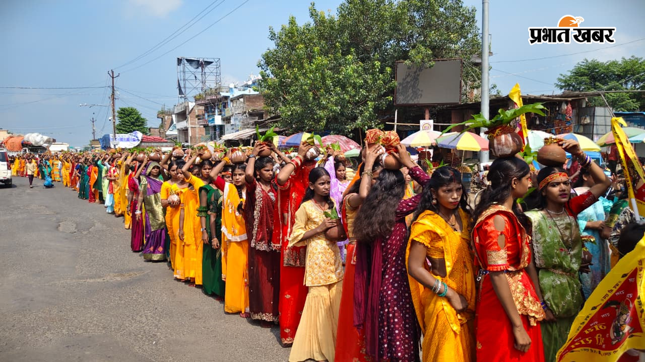 कलश यात्रा में शामिल श्रद्धालु | Prabhat Khabar Network