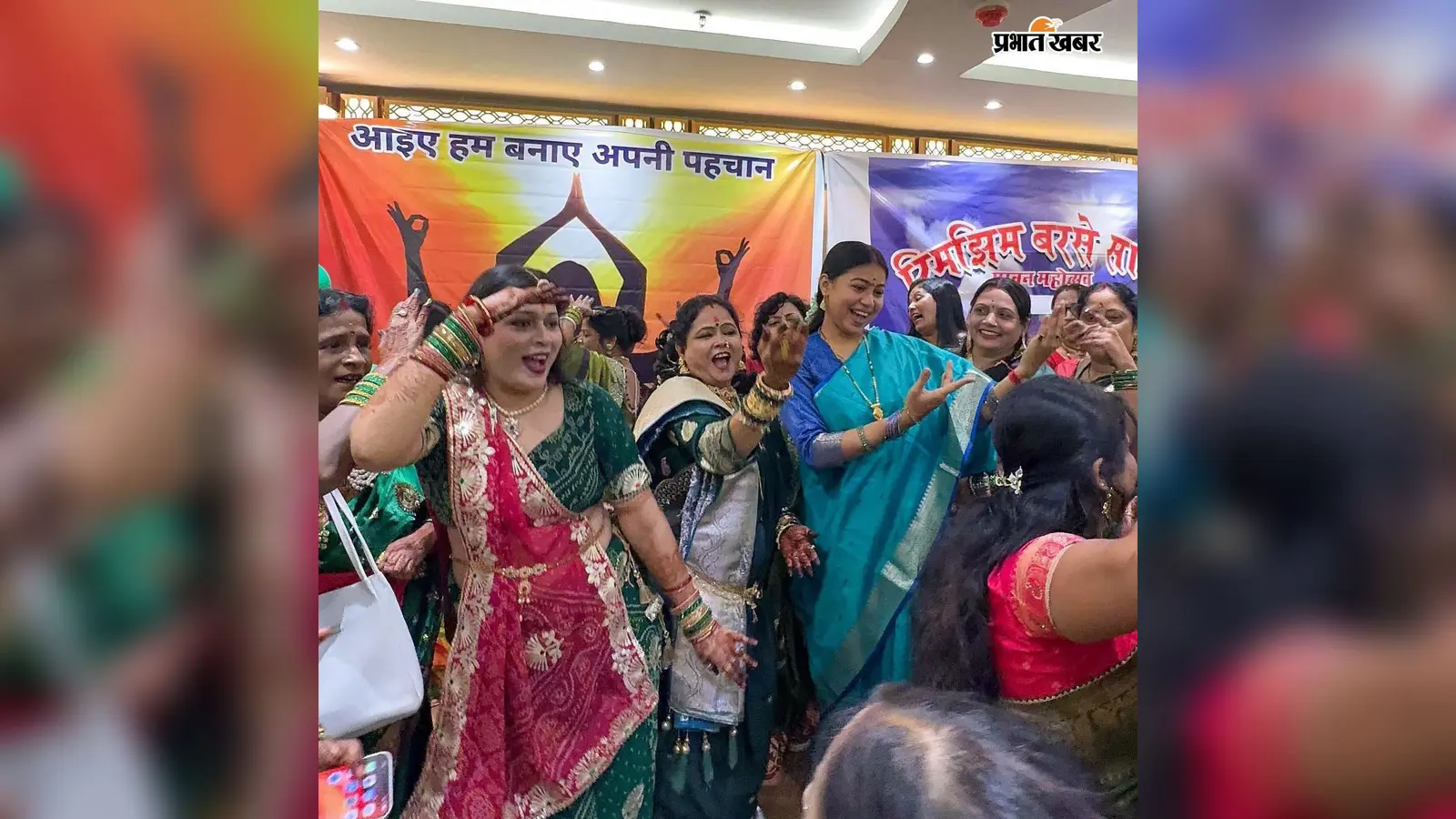 सावन के रंग में रंगीं विधायक पूर्णिमा, महिलाओं के साथ जमकर थिरकीं; यहां देखें तस्वीरें