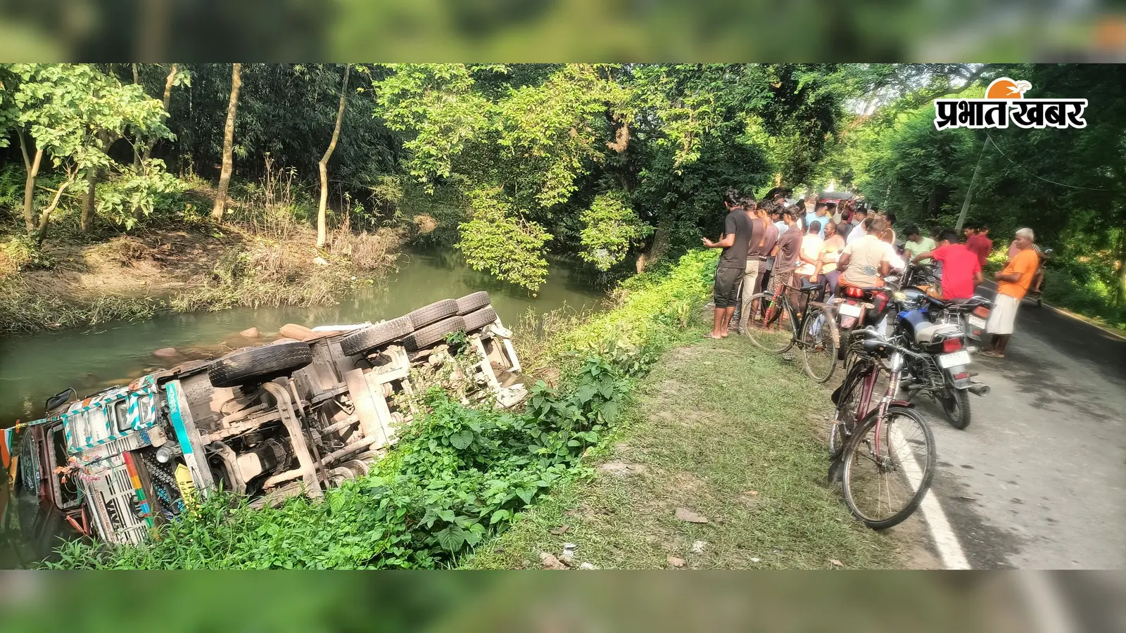 फुलकाहा में मवेशी को बचाने में नदी में पलटा गेहूं लदा ट्रक, चालक घायल