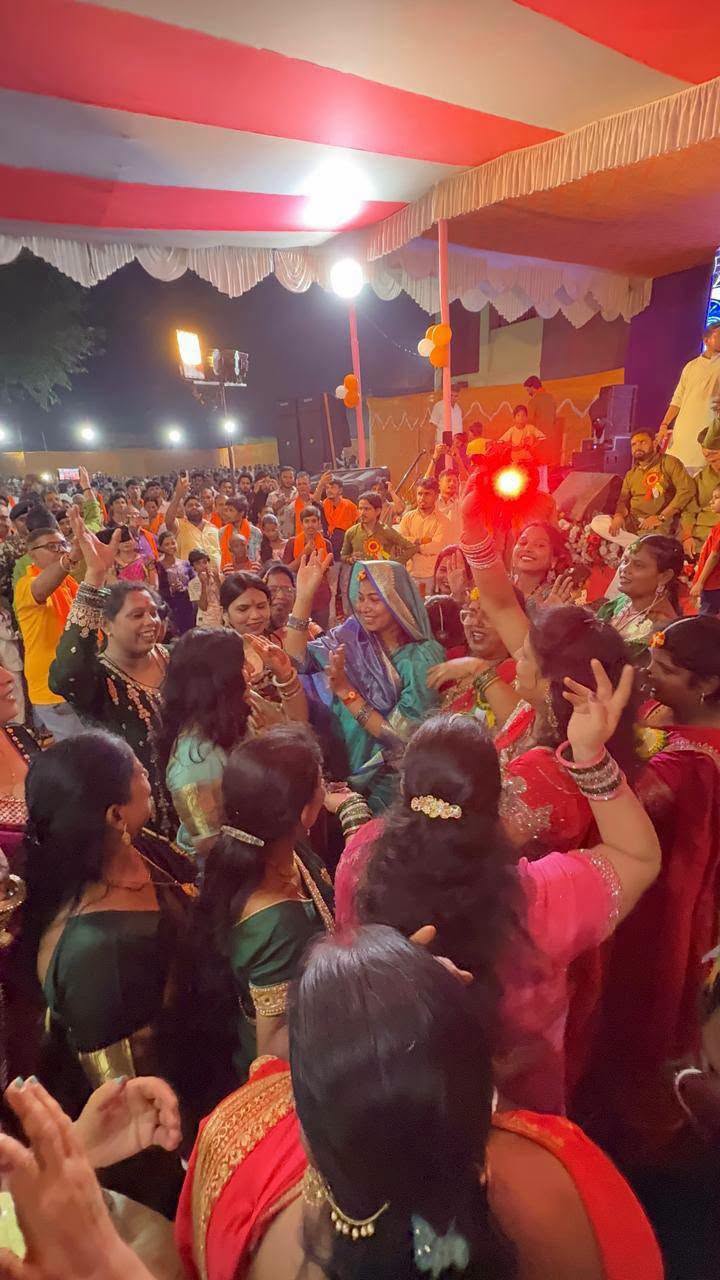 नृत्य कर महिलाओं का उत्साह बढ़ाती विधायाक.