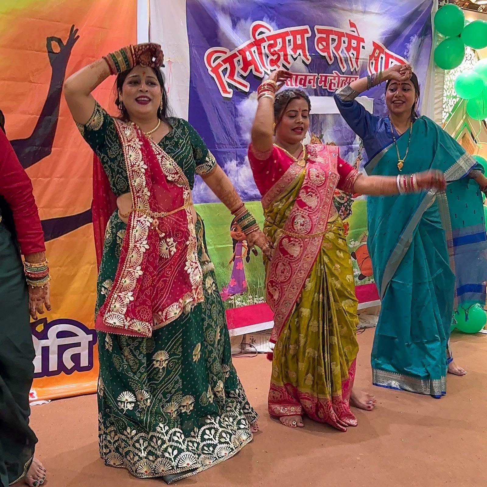 महिलाओं संग नृत्य करतीं विधायक.
