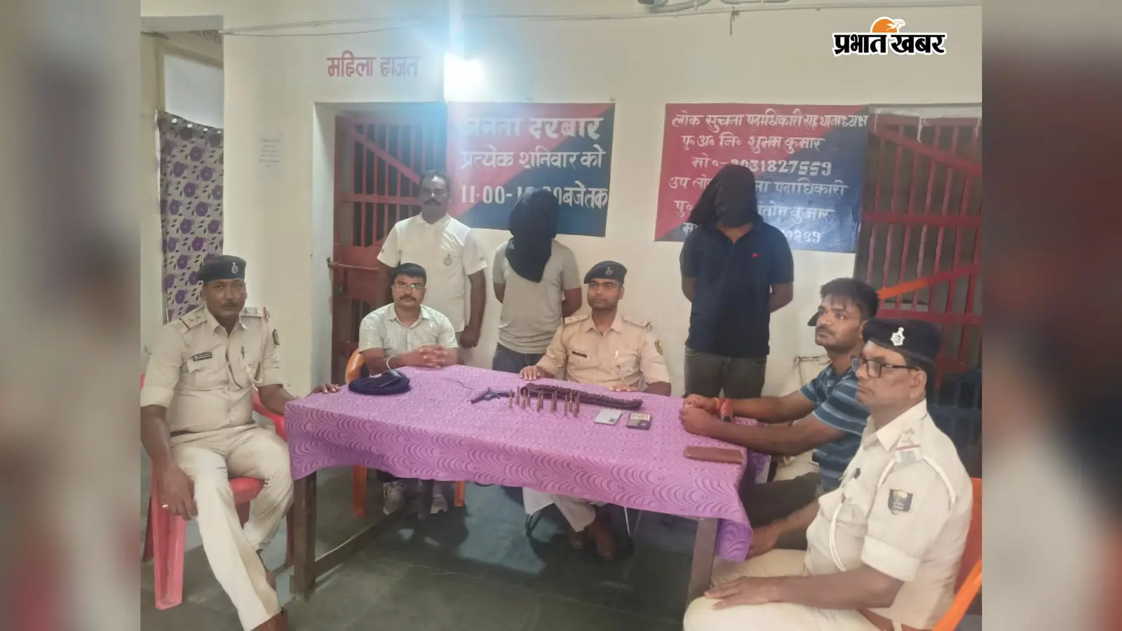 Madhubani News: पंचायत सरकार भवन में छापेमारी, देसी कट्टा व 12 कारतूस के साथ दो गिरफ्तार, दो फरार