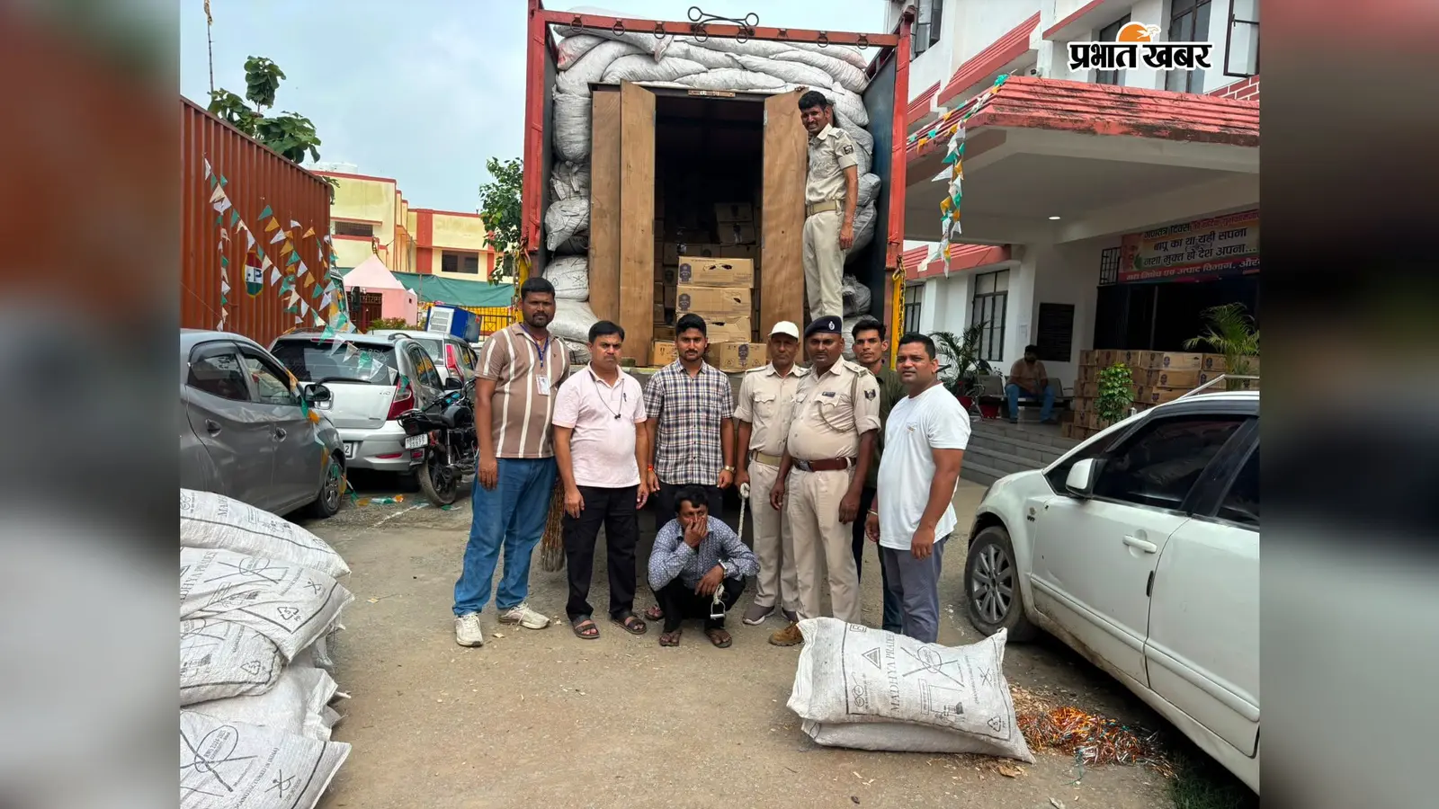 औरंगाबाद: शराब तस्करी का अनोखा तरीका देख पुलिस भी हैरान, ट्रक में बने गुप्त तहखाना खोलते ही निकली 500 पेटी शराब