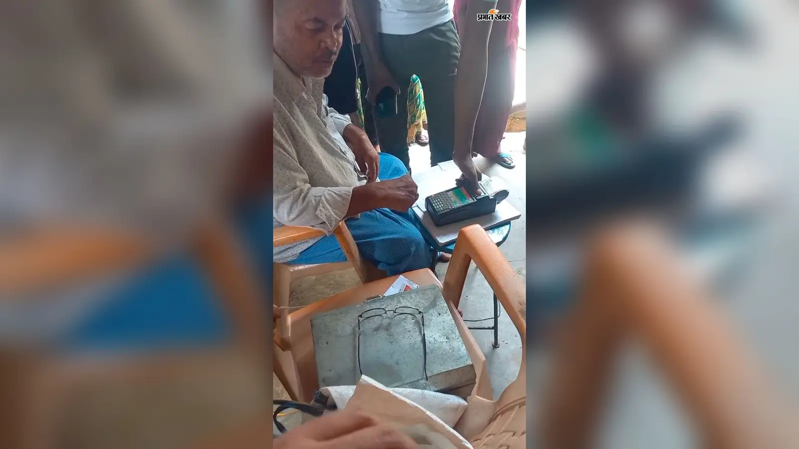 जमुई: राशन के बदले रुपये बांटते डीलर का वीडियो वायरल, कम अनाज देने का भी आरोप; SDO बोले- जांच कर होगी सख्त कार्रवाई