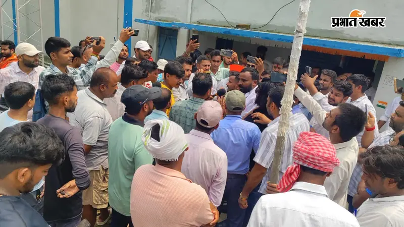 गोपालगंज : कुचायकोट में बिजली कटौती से परेशान ग्रामीणों ने सबस्टेशन का किया घेरकर, ठकरहा को बिजली देने का लगाया आरोप