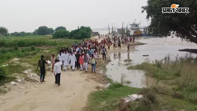 पटना: दानापुर के पानापुर घाट पर कटाव का जायजा लेने स्टीमर से पहुंचे मंत्री रामकृपाल यादव, घटिया कार्य पर अधिकारियों को लगाई फटकार