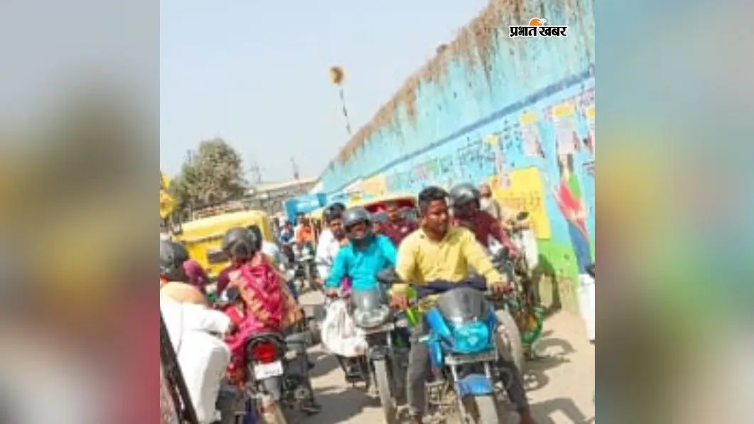 कुदरा की सर्विस सड़क पर रोज जाम, एक ही लेन से दोनों तरफ वाहनों की आवाजाही ; राहगीर और स्कूली बच्चे परेशान