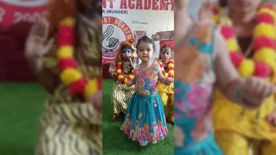 छतरी लेकर झूमे बच्चे, शिव-पार्वती की झांकी से सजा स्कूल; पारामाउंट एकेडमी में सावन महोत्सव की धूम