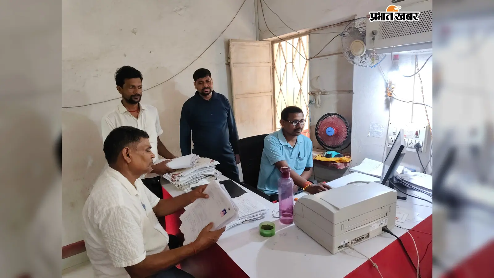 गया जी : रक्षाबंधन को लेकर रविवार को भी खुला गुरुआ डाकघर, राखी भेजने और लेने पहुंचे ग्राहक