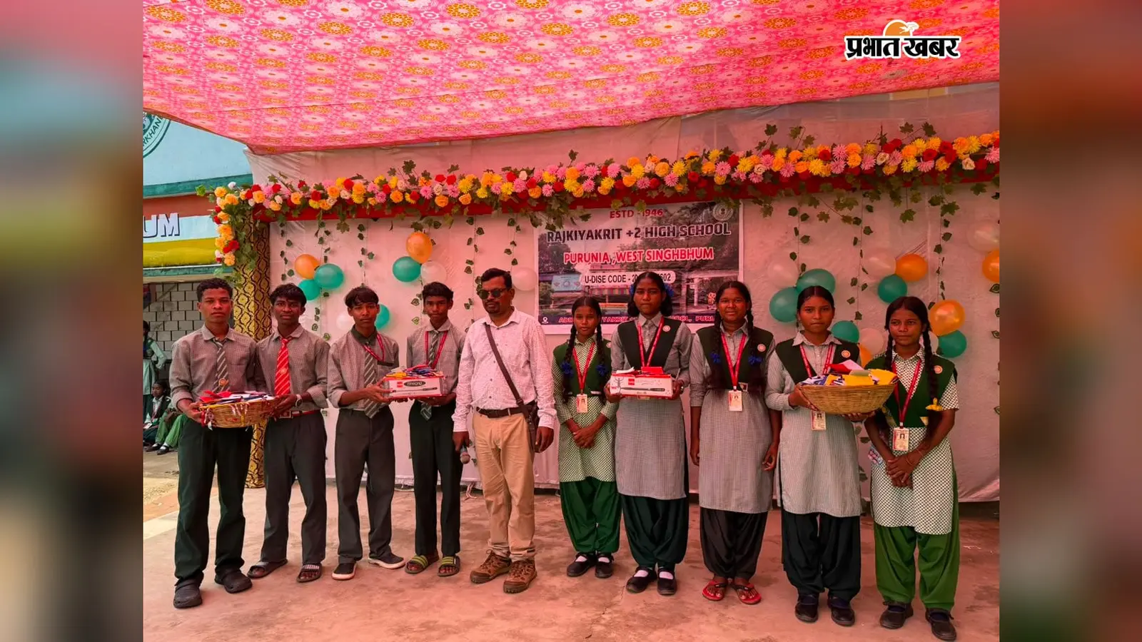 दोस्ती के रंग में रंगा विद्यालय परिसर, फ्रेंडशिप बैंड बांधकर विद्यार्थियों ने दिया मित्रता का संदेश,