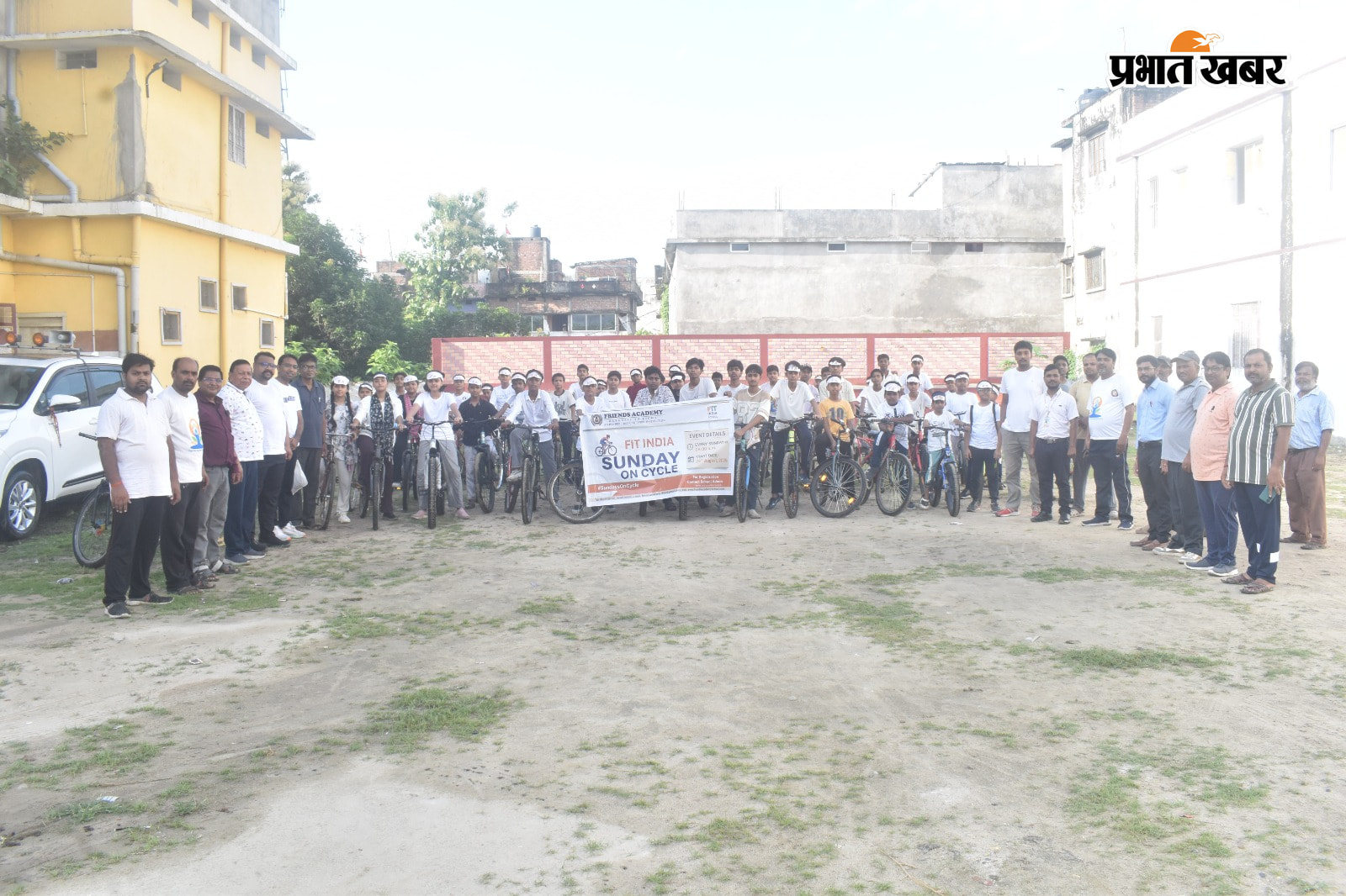 साइकिल चलाते स्कूल के बच्चें एक फोटो शुभारंभ के मौके पर मौजूद प्रबुद्धजन व स्कूल के छात्र छात्राए | Prabhat Khabar Network