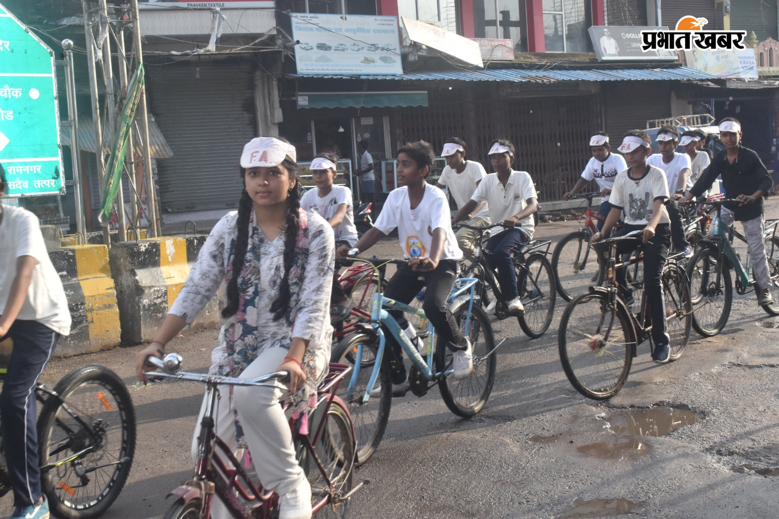 साइकिल चलाते स्कूल के बच्चें एक फोटो शुभारंभ के मौके पर मौजूद प्रबुद्धजन व स्कूल के छात्र छात्राए | Prabhat Khabar Network