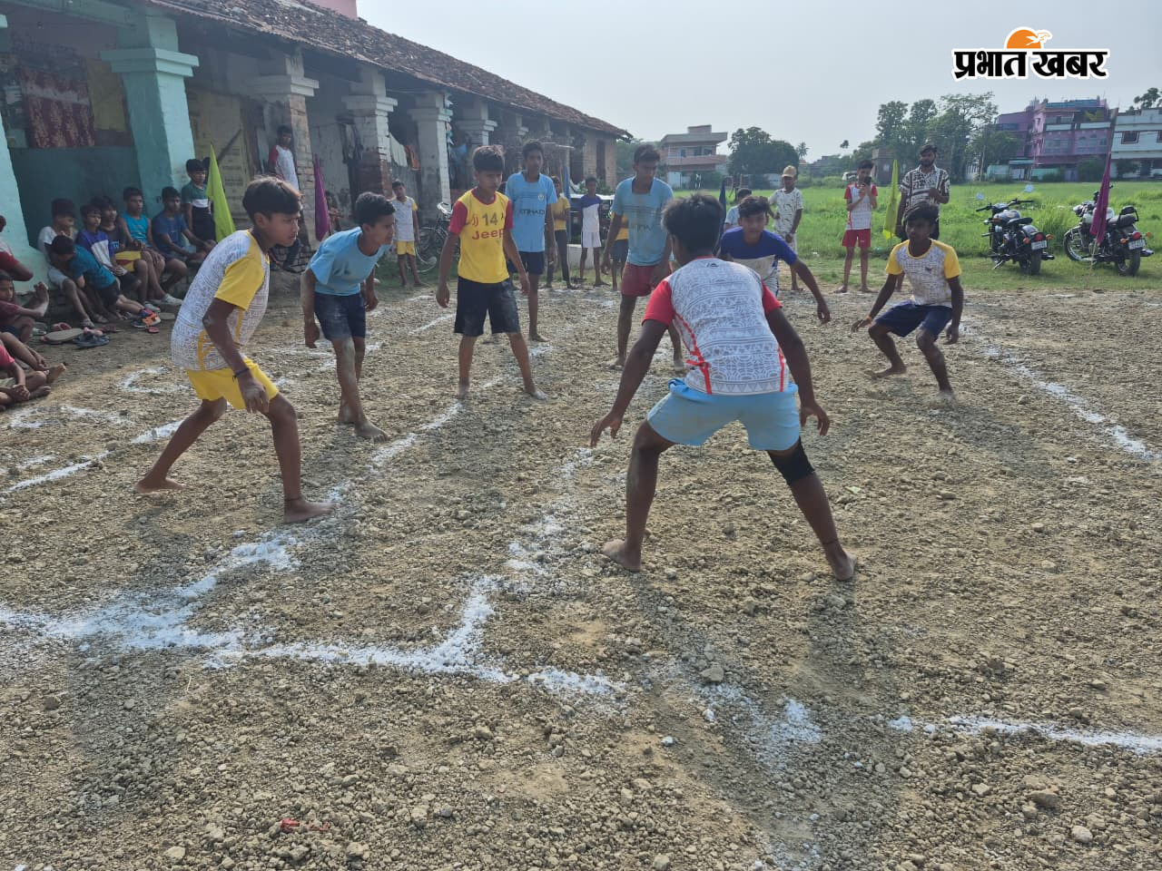 फोटो - प्रतियोगिता में शामिल बच्चें, सामूहिक रूप से बच्चे व अतिथि. | Prabhat Khabar Network