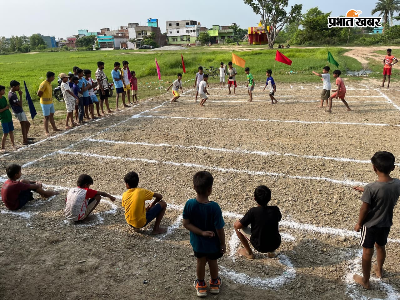 फोटो - प्रतियोगिता में शामिल बच्चें, सामूहिक रूप से बच्चे व अतिथि. | Prabhat Khabar Network