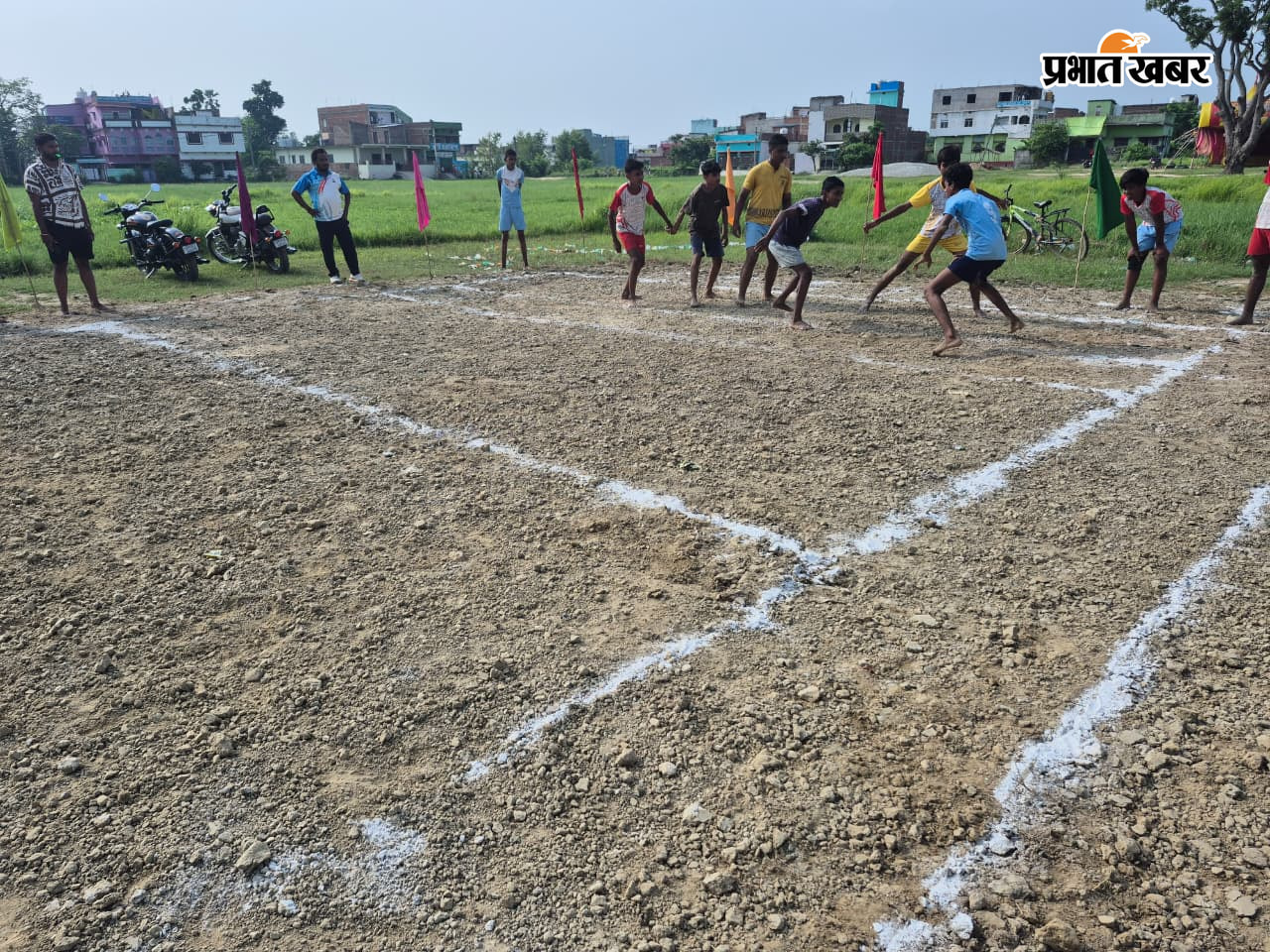 फोटो - प्रतियोगिता में शामिल बच्चें, सामूहिक रूप से बच्चे व अतिथि. | Prabhat Khabar Network