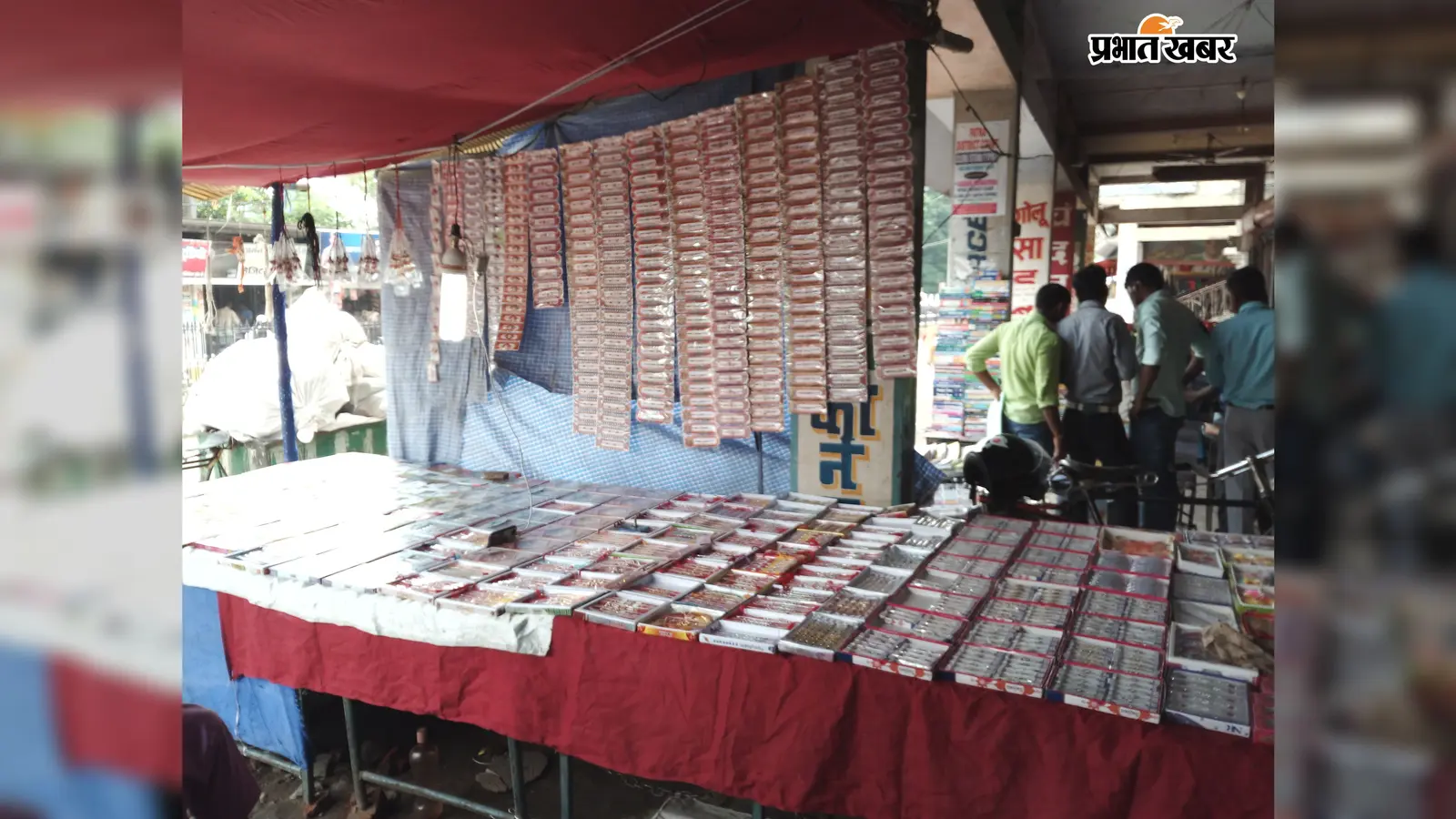ऑनलाइन कारोबार से फीकी पड़ी छपरा के राखी बाजार की रौनक, थोक कारोबारियों की घटी बिक्री