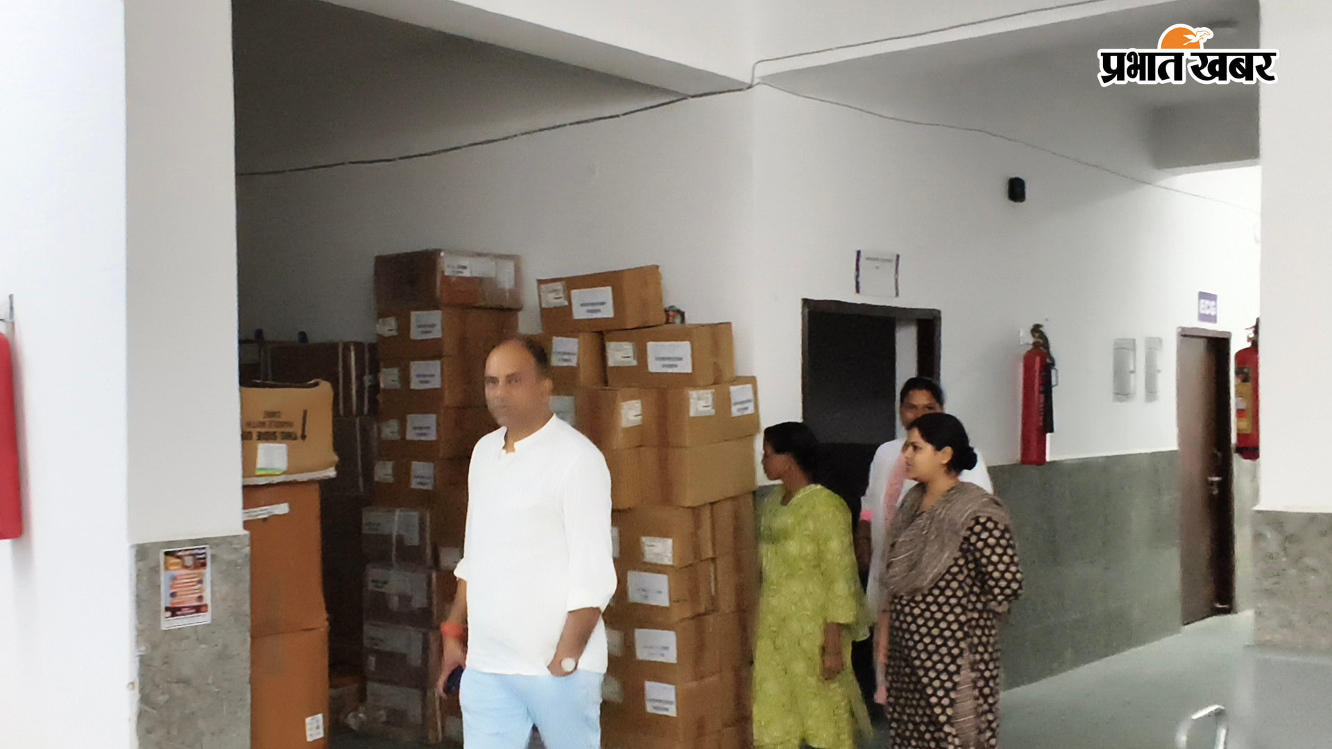 फोटो कैप्शन - सामुदायिक स्वास्थ्य केंद्र का निरीक्षण करते एसडीएम व अन्य | Prabhat Khabar Network