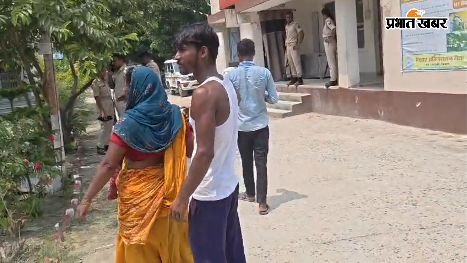 तरैया थाना परिसर में हंगामा करते मृतका के परिजनों व सगे संबंधी | Prabhat Khabar Network