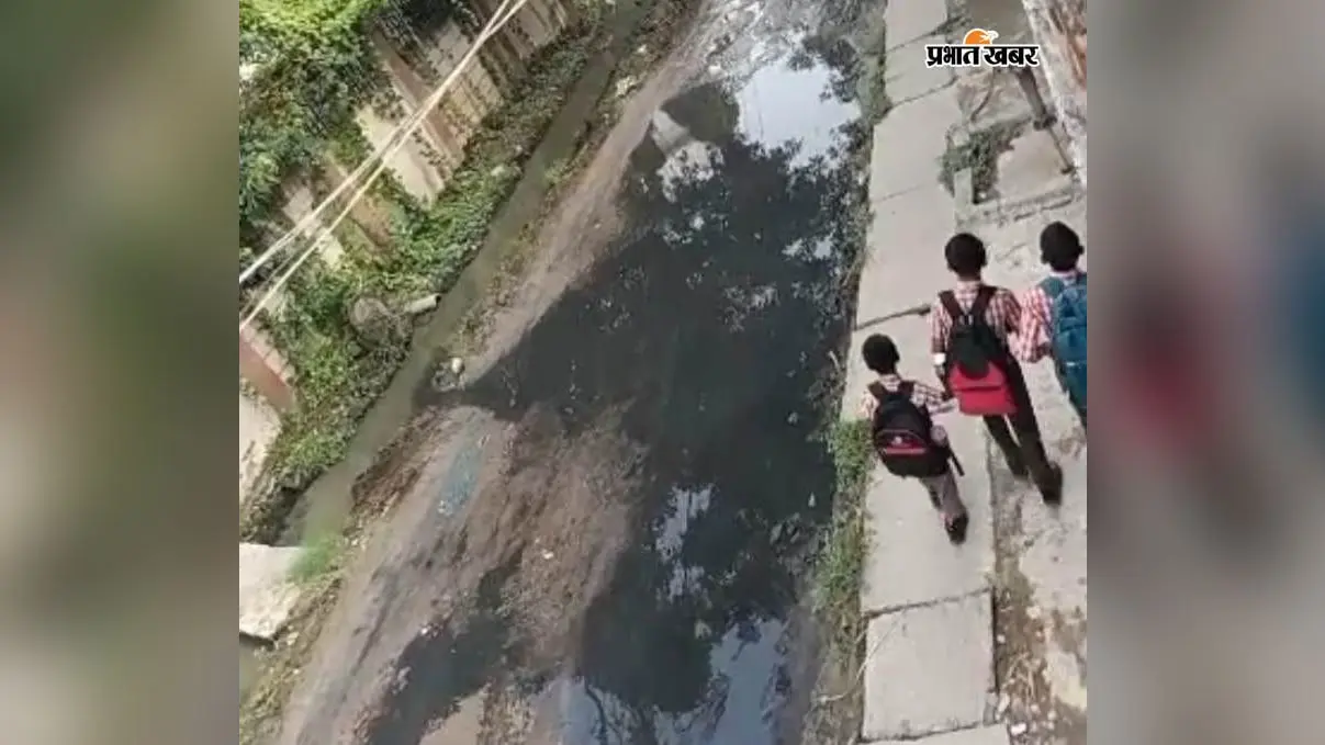 छपरा नगर निगम की बड़ी लापरवाही: उप महापौर के आदेश के बाद भी नहीं हटा जलजमाव, सड़क बनी नाला