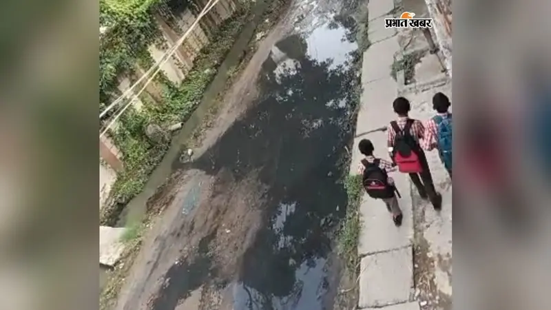 छपरा नगर निगम की बड़ी लापरवाही: उप महापौर के आदेश के बाद भी नहीं हटा जलजमाव, सड़क बनी नाला