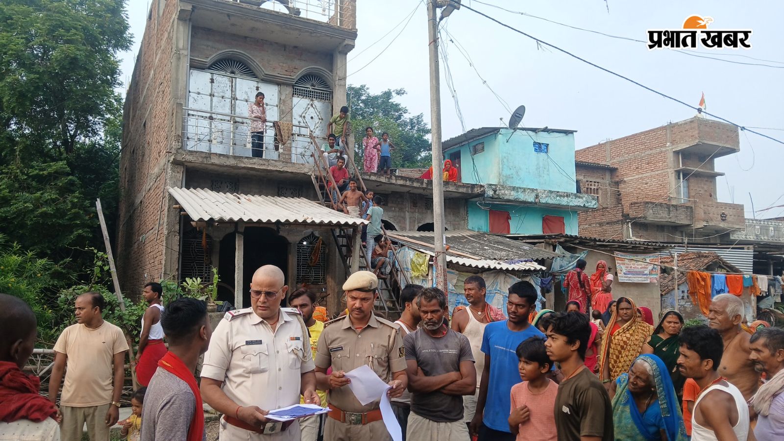 जांच करती पुलिस टीम