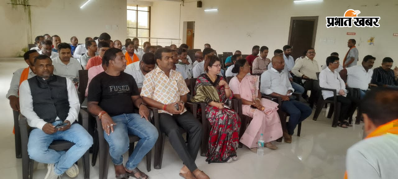 बैठक में उपस्थित भाजपा कार्यकर्ता.