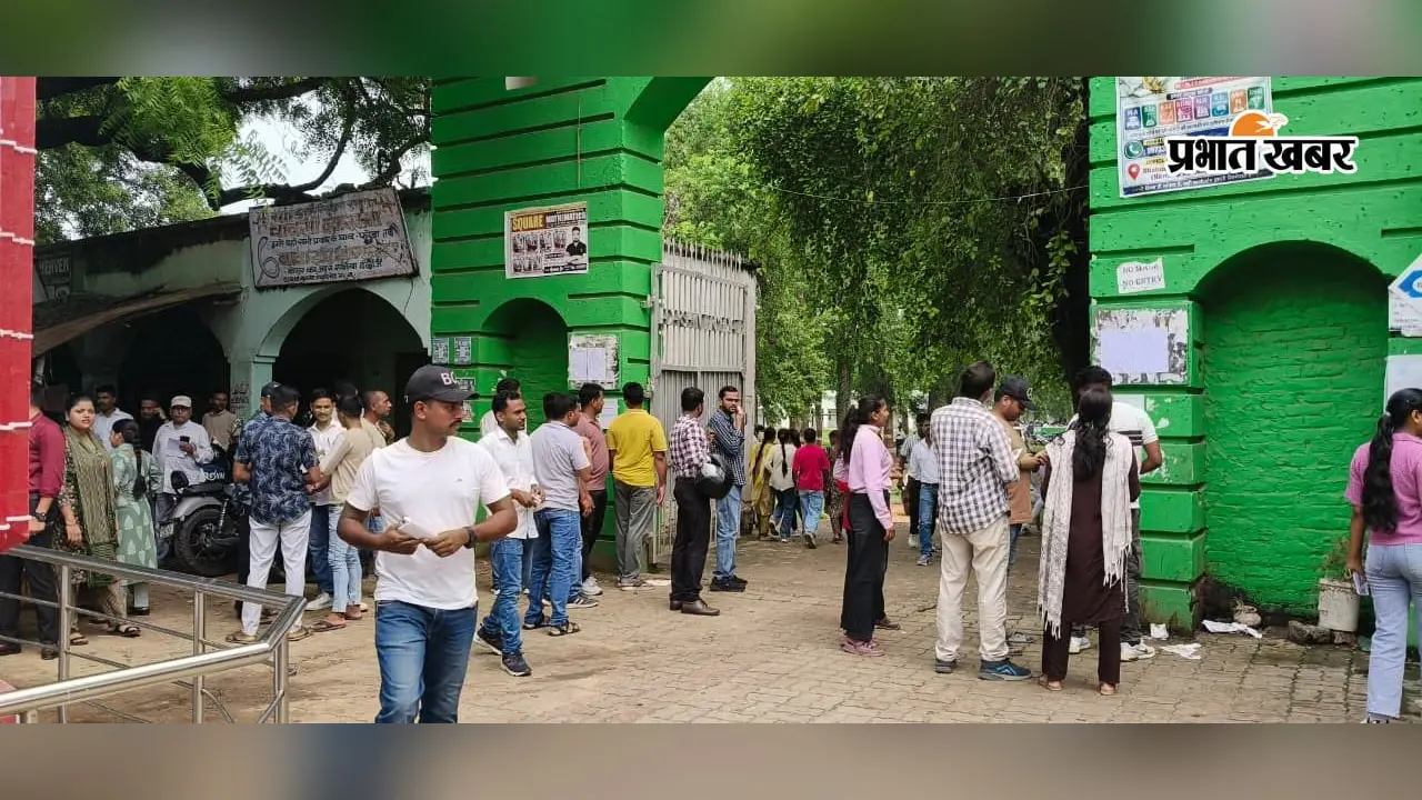 कैमूर में पिछले साल फर्जीवाड़ा, इस बार कड़ी पहरेदारी में हिंदी टिप्पण परीक्षा; जांच के बाद ही मिली एंट्री