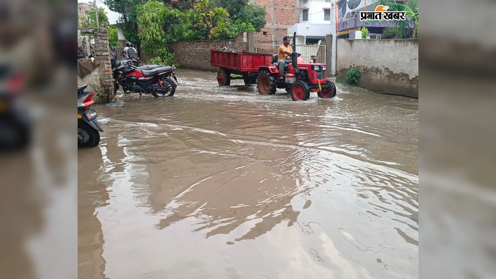 Motihari: नगर निगम के विकास की खुली पोल! बारिश में सड़कें जलमग्न, नए नाले से निकलने लगा उल्टा पानी