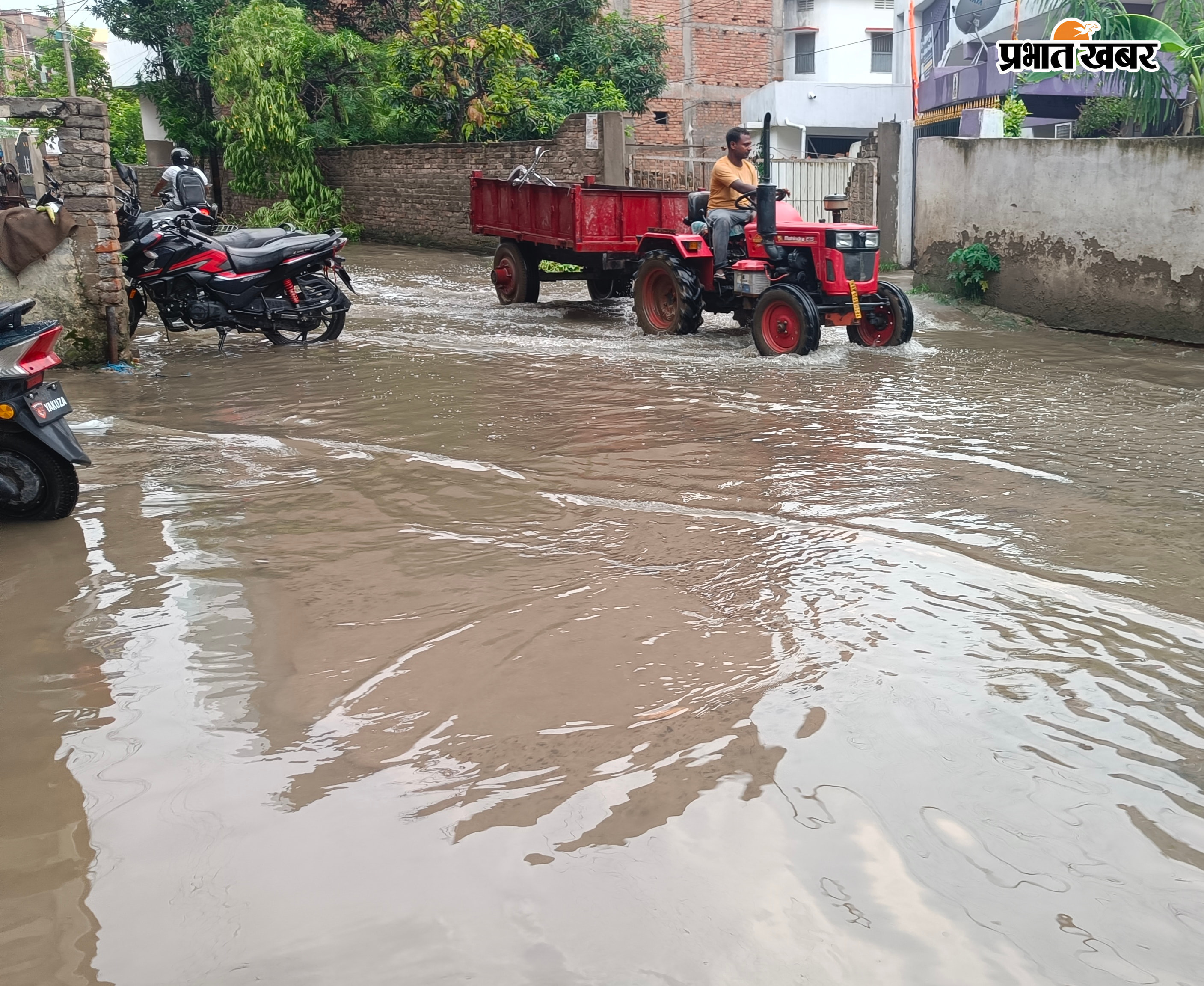 शहर के अगरवा मुख्य पथ में नाला का गंदा पानी का जलजमाव | Prabhat Khabar Network