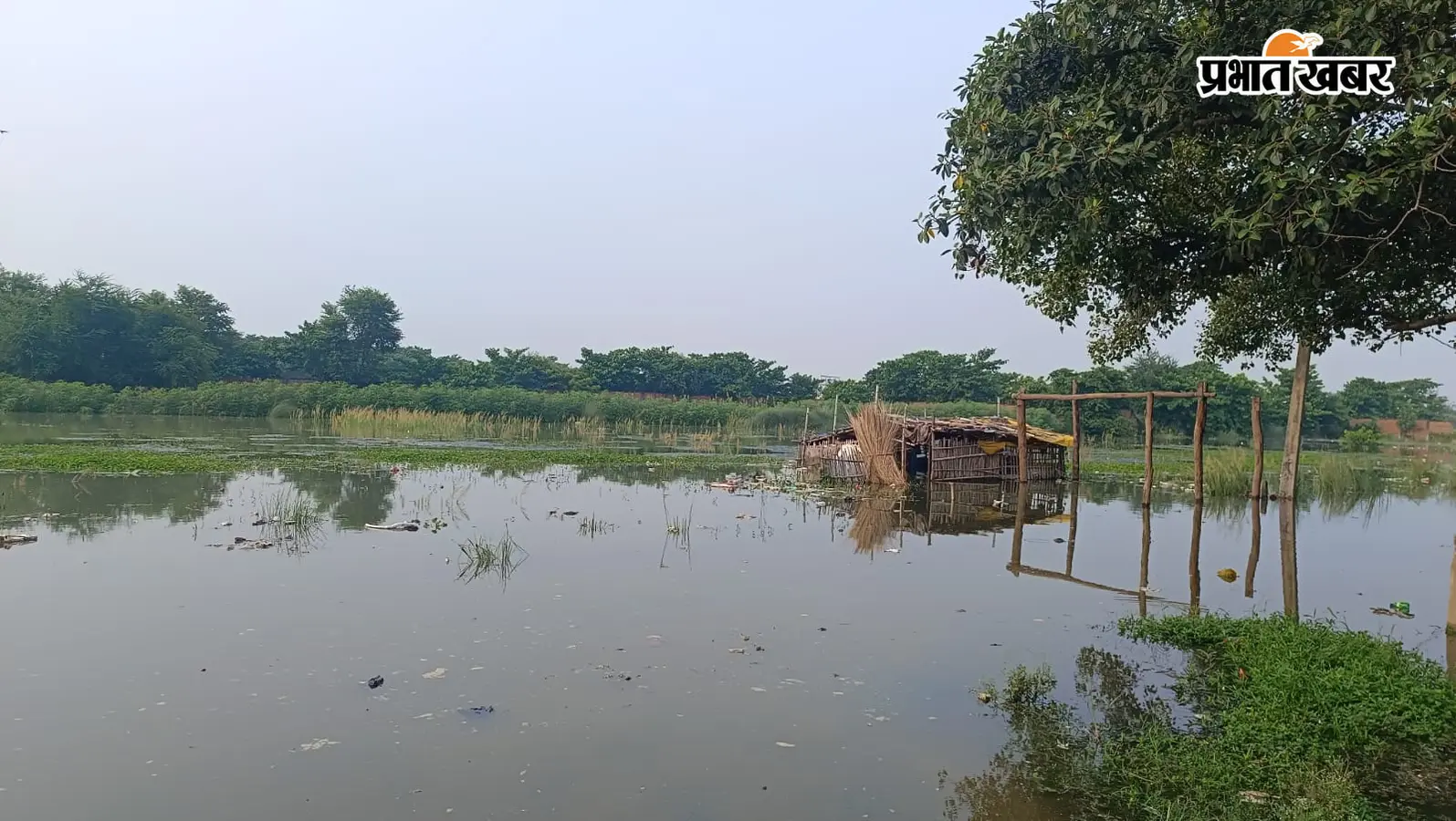 सारण के दिघवारा में बाढ़ से अंतिम संस्कार स्थल जलमग्न, फोरलेन किनारे किया जा रहा दाह संस्कार
