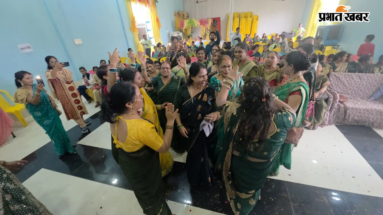 सासाराम में सावन महोत्सव में दिखी हरियाली की छटा, कजरी पर महिलाओं संग थिरकीं विधायक स्नेहलता कुशवाहा