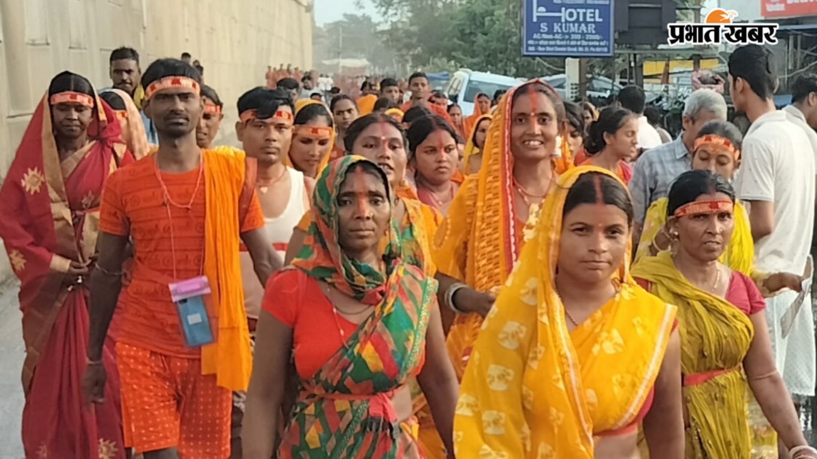 गंगा जी के घाट की ओर बढ़ते श्रद्धालु