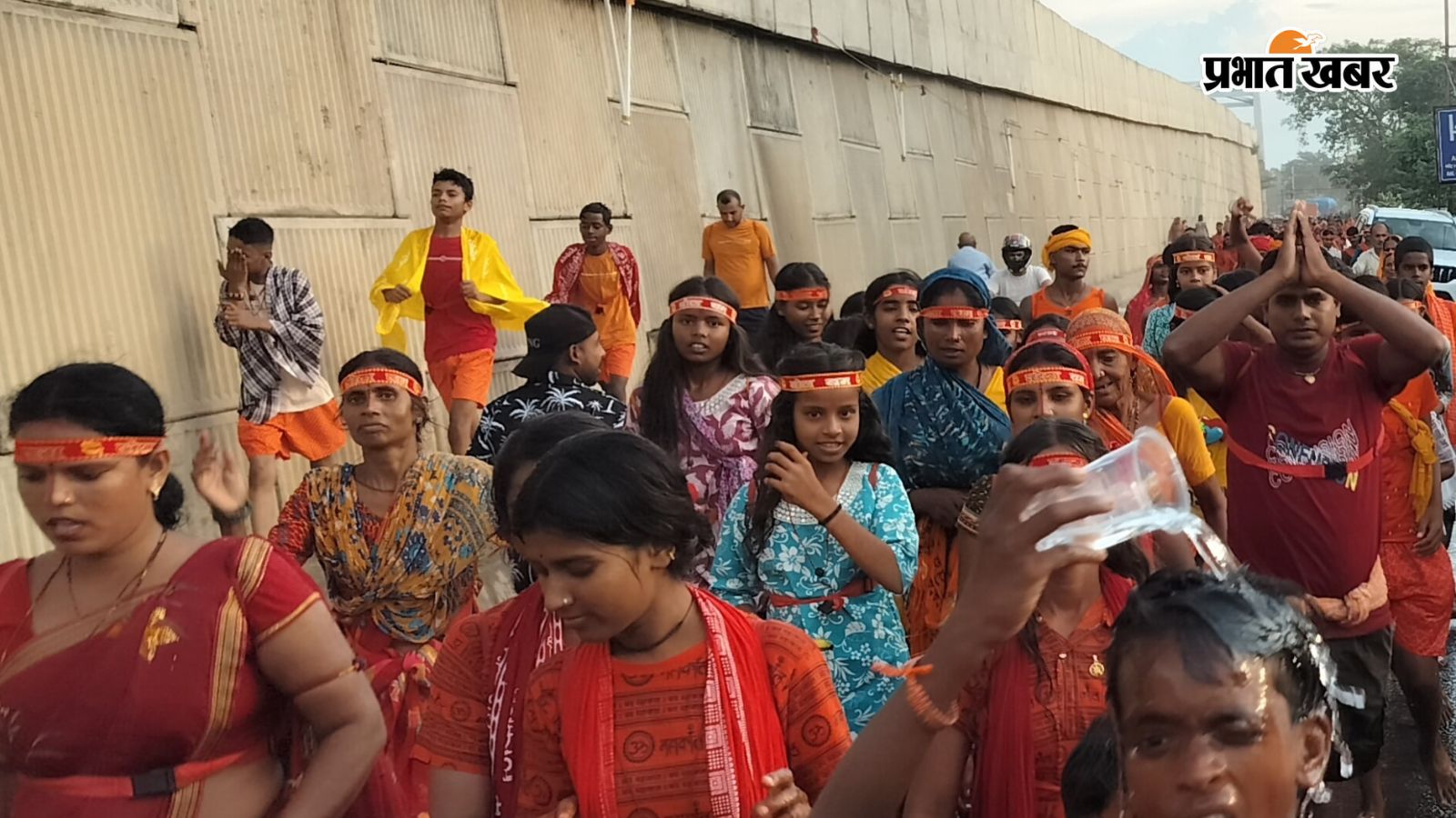 गंगा जी के घाट की ओर बढ़ते श्रद्धालु
