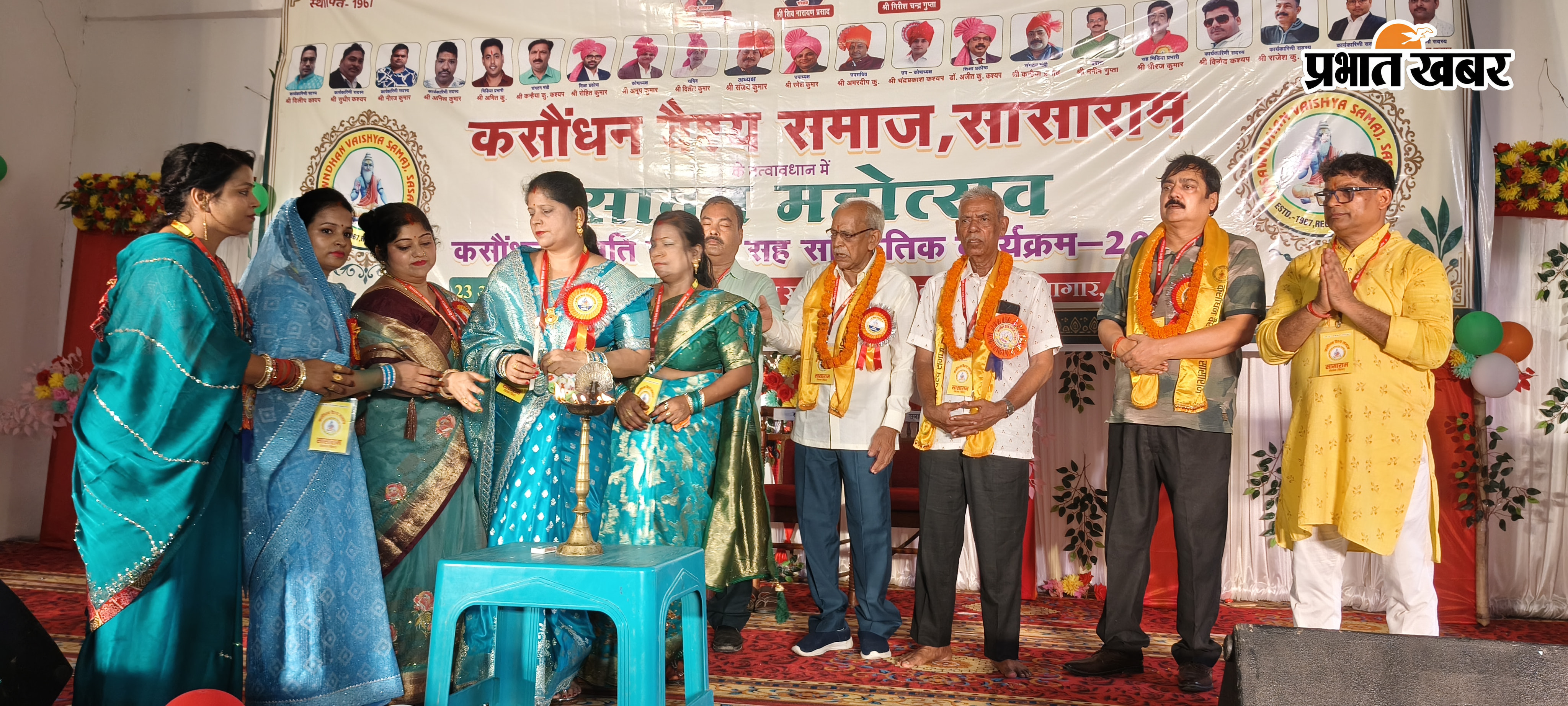फोटो=  कार्यक्रम का दीप प्रज्वलित कर उद्घाटन करते अतिथि व अन्य  कार्यक्रम में उपस्थित कसौधन समाज के सदस्य व अन्य | Prabhat Khabar Network